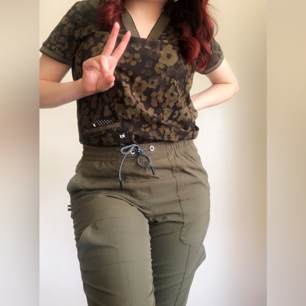 Koi elite jogger scrub set